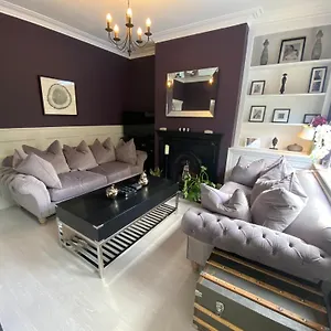 Interior Designed 4 Bed House With Stocked Bar & Gym Sleeps Minimum 7 Horsforth